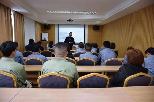 我們?yōu)閱T工提供富有市場(chǎng)競(jìng)爭(zhēng)力的薪酬待遇，每年都會(huì)對(duì)員工的薪酬進(jìn)行回顧